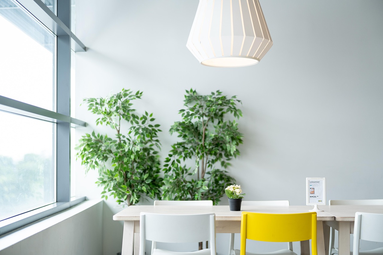 Warme vloerlamp in een gezellige woonkamer tijdens een herfstavond